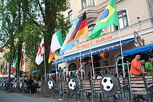 Draussen ist das Bachmaier Hofbr&auml;u bereits in WM Look eingestimmt (Foto: Martin Schmitz)
